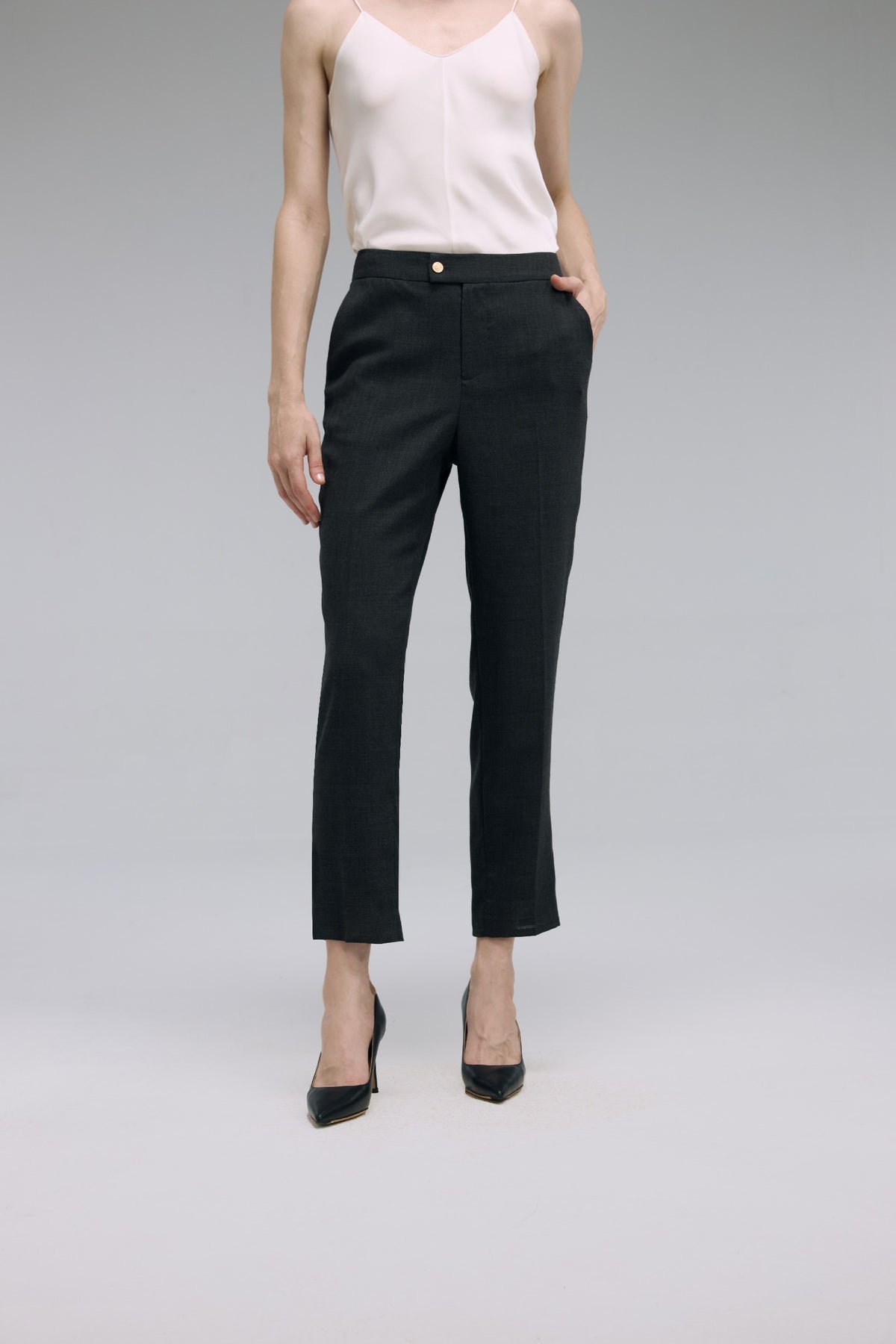 LC ELENA™ Charcoal Gray Textural Cropped Trousers Styling